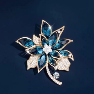 Exquisite goldene Blumenbrosche mit tiefblauen Steinen und funkelnden Diamantakzenten