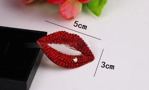 Détail de la broche lèvres rouges avec strass brillants, taille 5cm sur 3cm