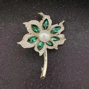 Broche fleur palmier élégante avec perle blanche et pierres vertes taille marquise