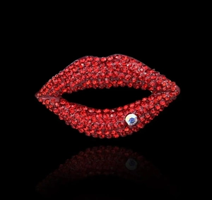 Vue détaillée de la broche lèvres rouges avec strass pavés et accent de cristal brillant
