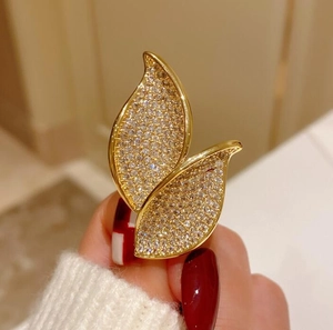 Elegant gold leaf ring with sparkling crystals for a sophisticated party accessory look