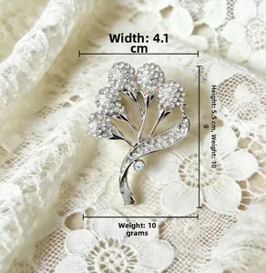Broche fleur argentée avec strass blancs et détails en pierre éclat aurora