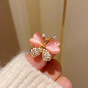 Bague papillon dorée élégante avec ailes en œil de chat rose et cristaux scintillants