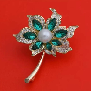 Broche luxueuse palmier doré avec cristaux verts, perle blanche et diamants pavés