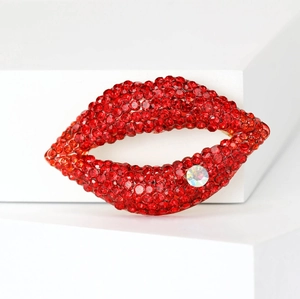 Broche lèvres rouges scintillantes avec strass pavés et finition dorée pour femmes