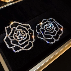 Broches de luxe en forme de camélia évidé serties de strass en or et argent
