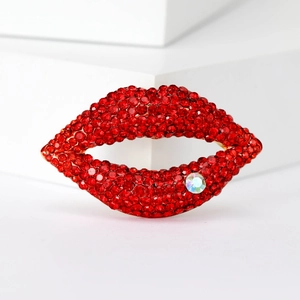 Broche élégante lèvres rouges avec cristaux étincelants et base dorée pour femmes