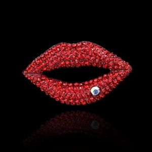 Broche à lèvres rouges élégante avec des strass étincelants et un grand cristal