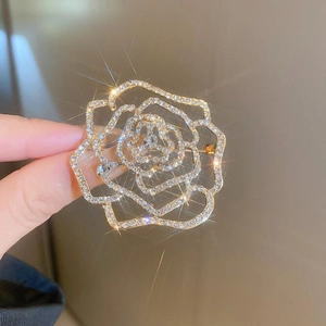 Exquise broche fleur de rose évidée avec diamants étincelants et finition dorée