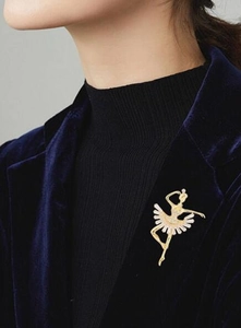 Broche ballerine scintillante avec émail dégradé et cristaux sur un revers de costume bleu
