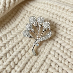 Broche bouquet floral élégante avec cristaux et pierre d'opale sur tissu tricoté