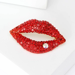 Broche lèvres rouges scintillantes avec strass sur bloc géométrique blanc pur