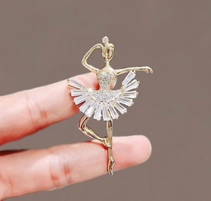 Gros plan détaillé d'une broche danseuse de ballet scintillante avec zircons incrustés