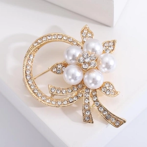 Eleganter goldener Blumenanstecker mit weißen Perlen und funkelnden Strasssteinen für Damen