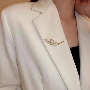 Broche élégante en forme d'épi de blé avec strass et perles sur un revers de blazer