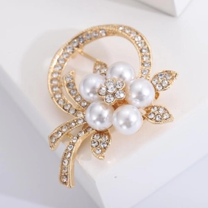 Eleganter Perlen-Blumenbrosche mit vergoldeter Basis und funkelnden Kristall-Strass