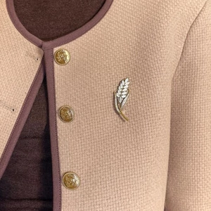 Élégante broche blé dorée avec pierre œil de chat et strass sur blazer en tweed