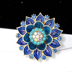 Vintage Lotus Flower Brooch For Women Alloy Enamel Gradient Blue Rhinestone Corsage High-End Luxury Floral Jewelry Accessory Gift