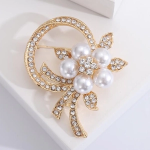 Eleganter Gold-Blumenkranz-Brosche mit großen weißen Perlen und glitzernden Straßsteinen