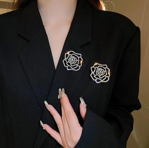 Élégante Broche Fleur Creuse Avec Strass Alliage Or Argent Camélia Rose Épingle De Corsage Pour Femmes Mariage Banquet Bijoux Cadeau
