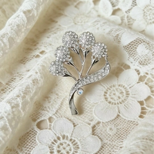 Broche florale élégante avec strass blancs et pierre irisée sur base argentée