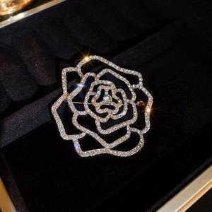 Broche camélia évidée en or ornée de diamants en zircone blanc brillant pour femmes