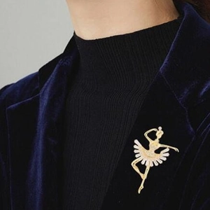 Broche ballerine élégante avec cristaux étincelants sur le revers d'un blazer en velours