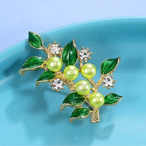 Eleganter Gold-Zweig-Brosche mit grünen Emaille-Blättern und schimmernden Perlen