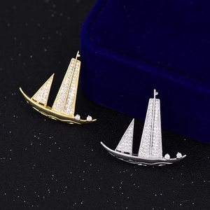 Broches voilier élégantes avec cristaux blancs étincelants en finitions argent et or