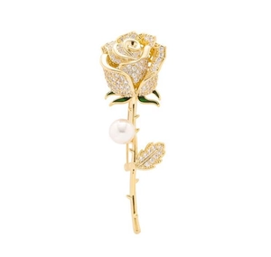 Détail de la broche rose dorée avec cristaux blancs, perle et pétales en émail vert