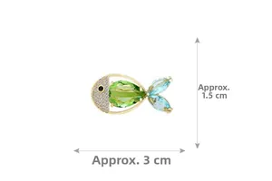 Makroansicht der Fischbrosche mit grünem Kristall und 3 cm Längenmessung im Detail