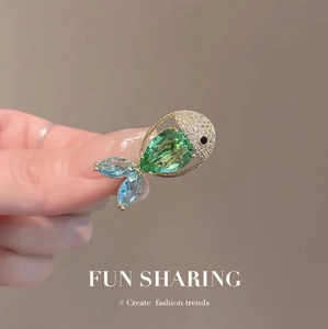 Exquisite Strass Fisch Brosche Pin Für Damen Elegant Smaragdgrün Kristall Zinklegierung Tier Reversnadel Schmuck Geschenk Für Hochzeit Party