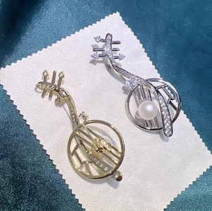 Spille eleganti a forma di pipa cinese con perle bianche e zirconi in oro e argento