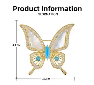 Vue détaillée d'une broche papillon avec dimensions de 4,6 cm de large et 4,4 cm