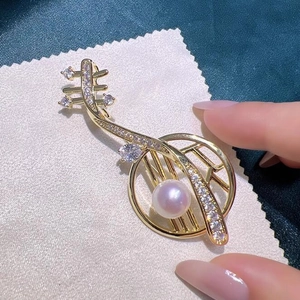 Elegante spilla Pipa dorata con cristalli bianchi e perla centrale per un look vintage chic