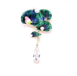 Exquisite Lotus-Brosche mit grünen Emaille-Blättern, rosa Knospe und Perlenanhänger