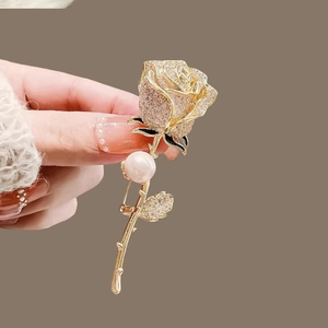Élégante broche rose dorée avec diamants et perle pour accessoires de costume de femme