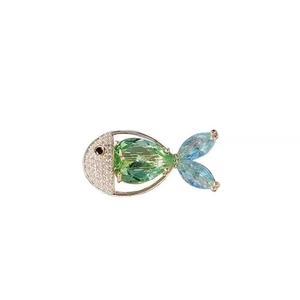 Eleganter Fisch-Anstecknadel mit grünem Kristall und blauem Edelsteinschwanz