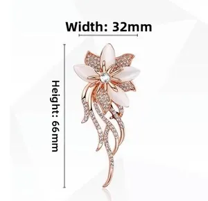 Détail de la broche fleurie en œil-de-chat, dimensions : 32mm de large et 66mm de haut