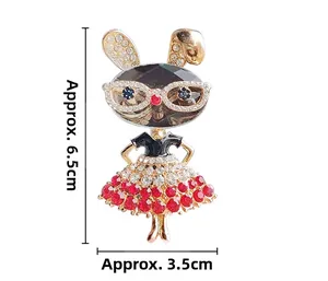Vue détaillée de la broche lapin avec strass rouges et mesures de hauteur de 6,5 cm