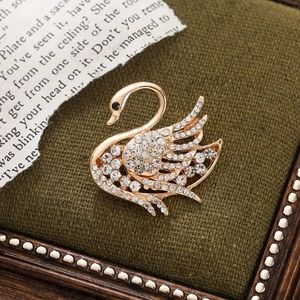 Vintage Elegant Alloy Swan Brooch With Shiny Rhinestones For Women Retro Animal Shape Lapel Pin Clothing Accessories
