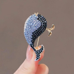 Handheld blue whale brooch pin with gradient rhinestones and gold-plated metal base