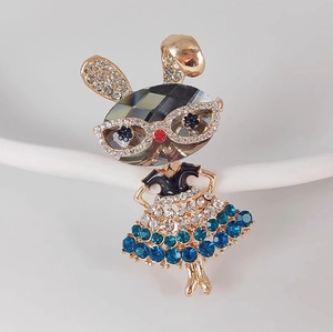 Broche vintage fille lapin de dessin animé avec base dorée et strass bleus étincelants
