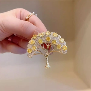 Elegante spilla albero dei desideri dorata con cristalli bianchi e pietre di zircone