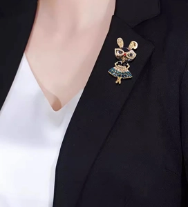 Détail de la broche lapin vintage avec cristaux fixée sur le revers d'une veste