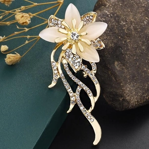 Broche florale de luxe en œil de chat et cristaux brillants sur support vert élégant