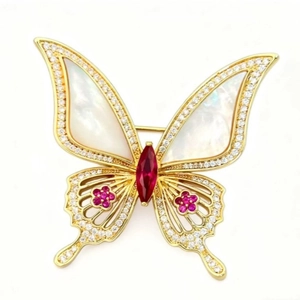 Élégante broche papillon en or avec ailes en nacre et pierre précieuse rouge rubis