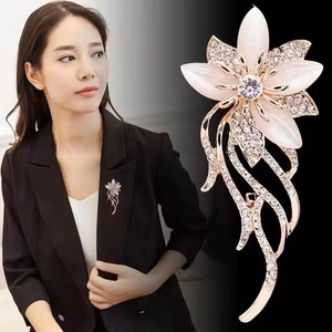 Broche fleur élégante avec opales, pampilles dorées et zircone pour vestes de costume