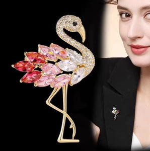 Spilla fenicottero scintillante con cristalli rosa e placcatura oro, mostrata su modella