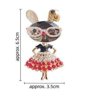 Broche vintage en forme de fille à oreilles de lapin avec strass rouges et noirs